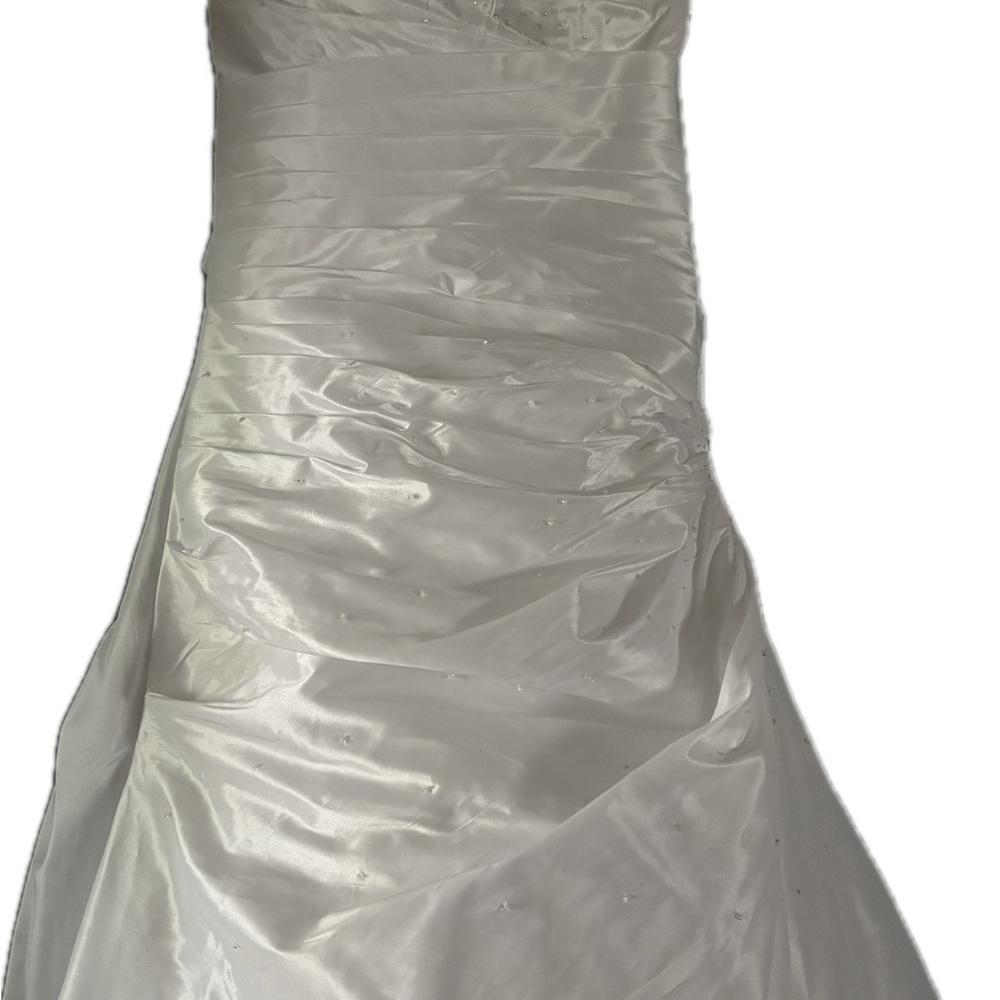 Elegant White Satin Gown - Picture 2 of 10